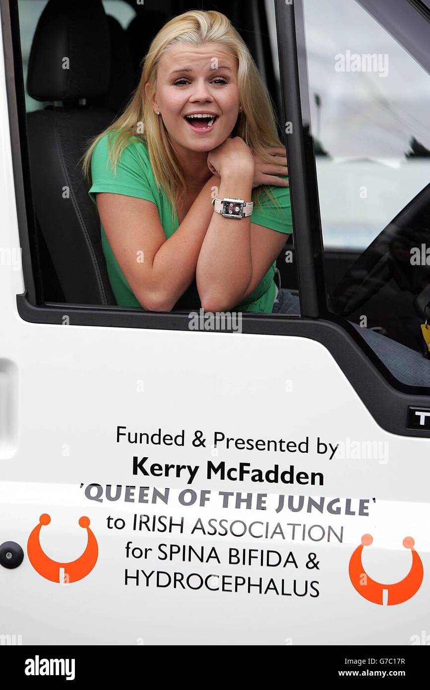 Kerry McFadden como la Reina de la Selva entregó más de 467,000 euros a la  organización benéfica del Club de variedades en el Hotel Burlington,  Dublín. El dinero fue recaudado durante su