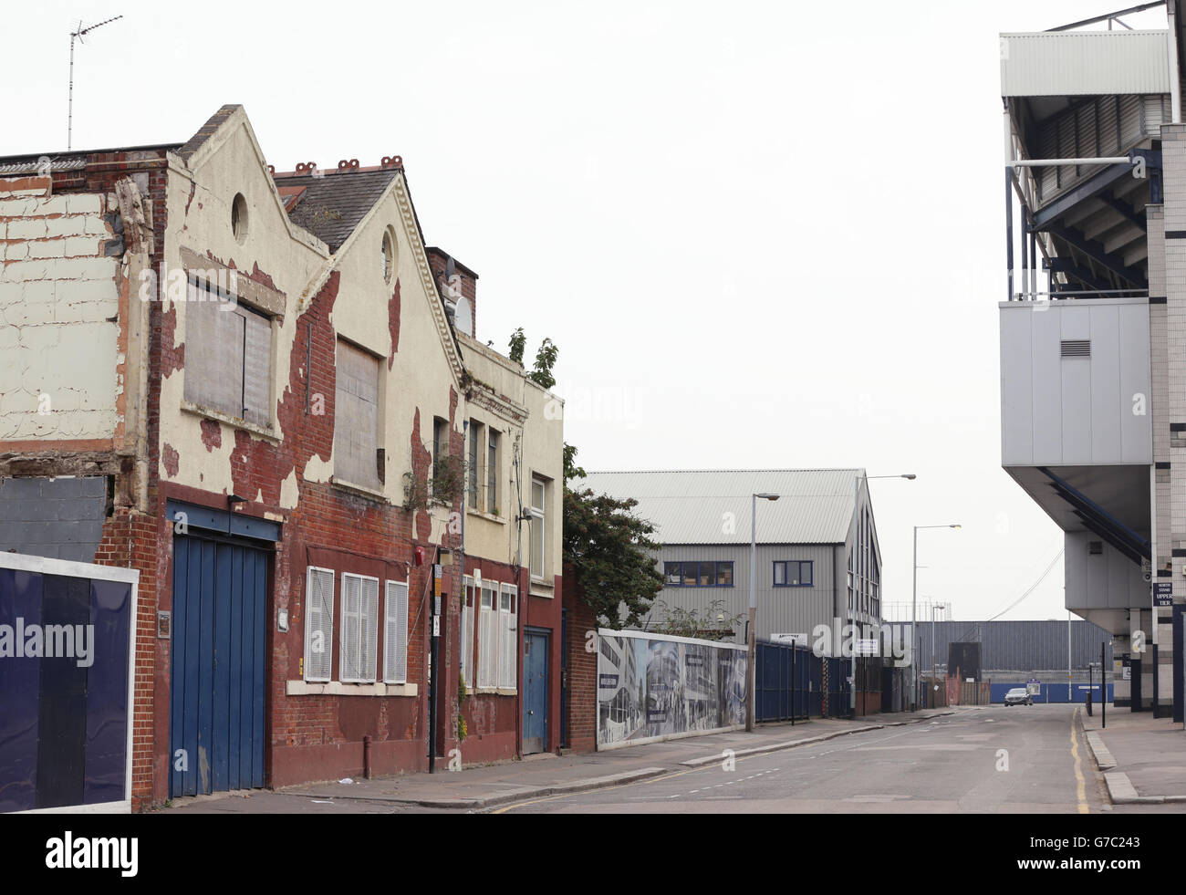 Una vista de Archway Steel Metal Works (fondo a la izquierda) en Paxton Rd, al norte de Londres, que está al lado del estadio de fútbol Tottenham Hotspur's White Hart Lane. Foto de stock
