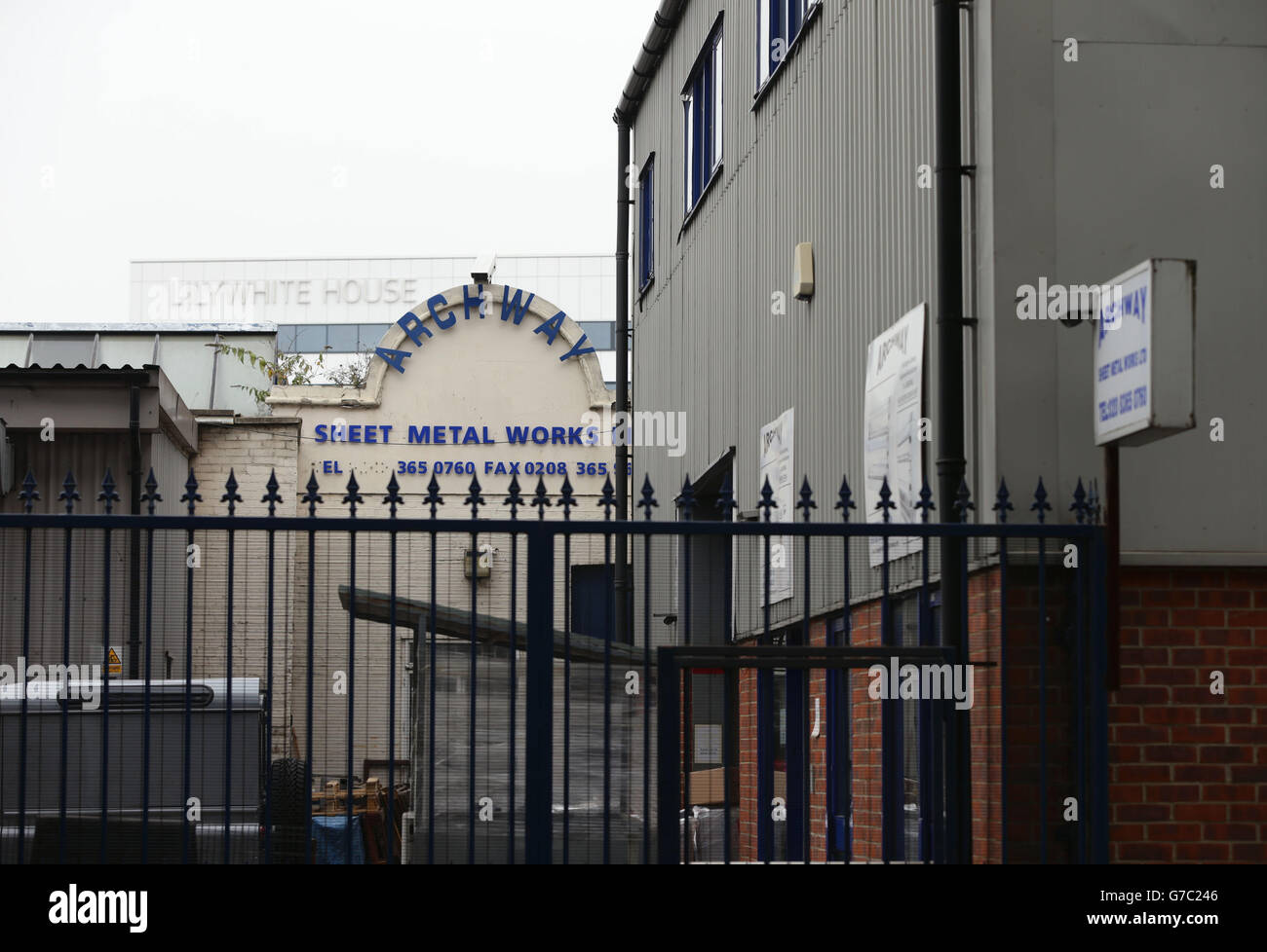 Una vista de Archway Steel Metal Works en Paxton Rd, al norte de Londres, que está al lado del estadio de fútbol Tottenham Hotspur's White Hart Lane. Foto de stock