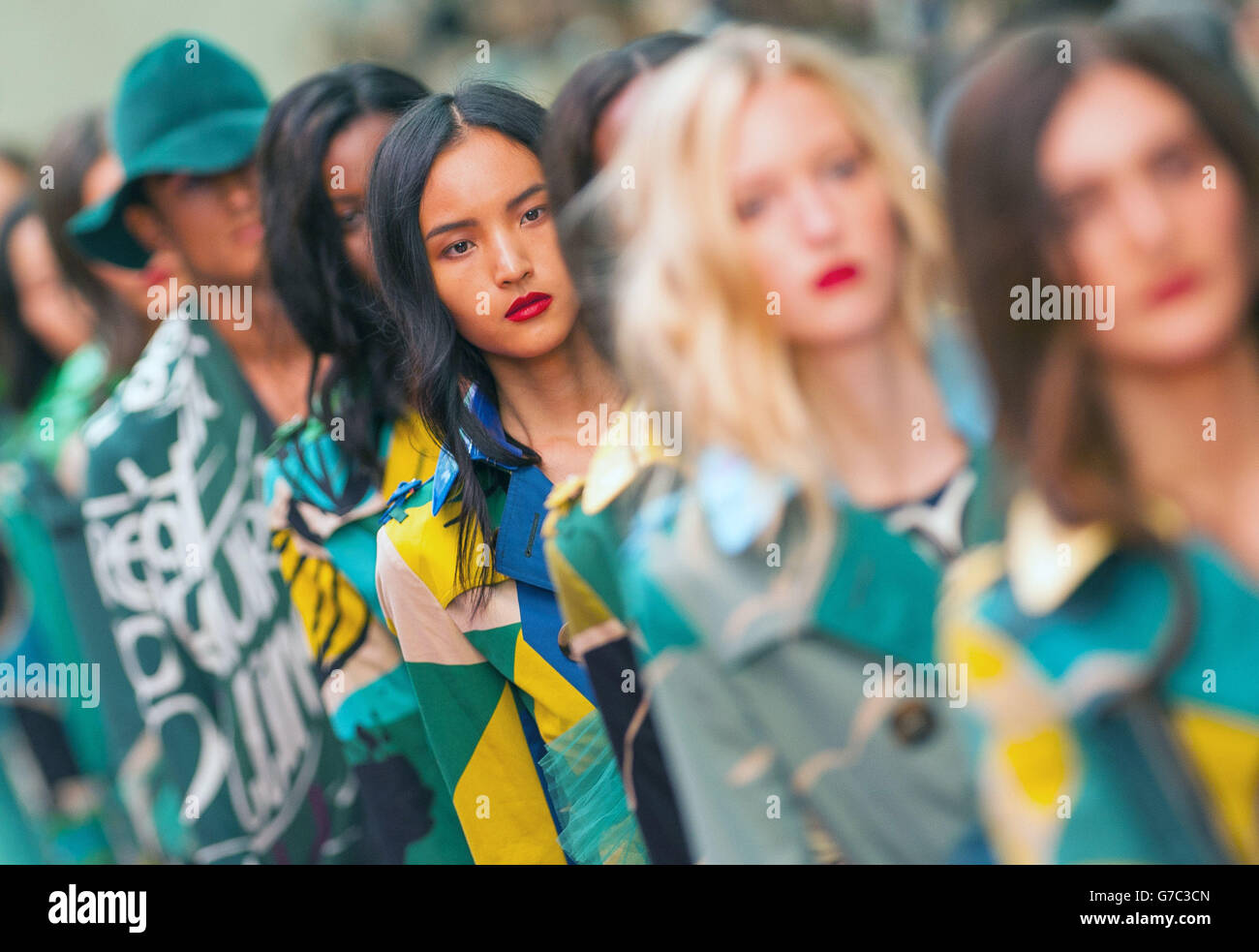 Modelos en la pasarela para el espectáculo de pasarela de ropa de mujer Burberry Prorsum en el Albert Memorial, Londres, durante la Semana de la Moda de Londres. Foto de stock