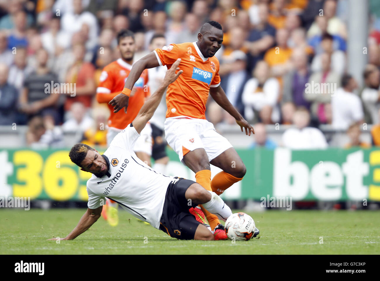 Fútbol - Sky Bet Championship - Blackpool v Wolverhampton Wanderers -  Bloomfield Road. Francois Zoko de Blackpool y Scott Golbourne de Wolverhampton  Wanderers luchan por el balón Fotografía de stock - Alamy
