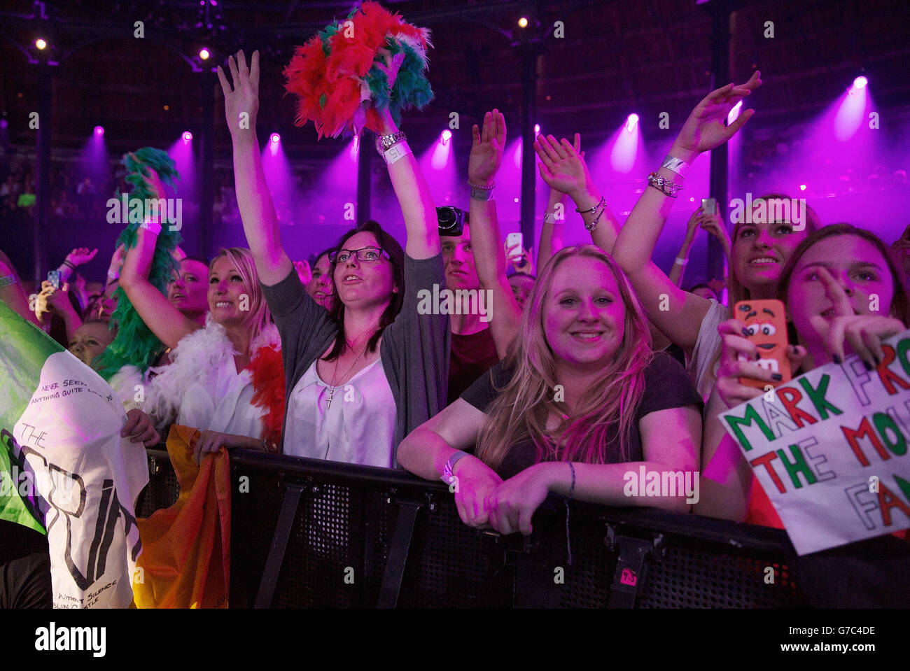 La multitud ve el guión en el escenario en el iTunes Festival en la Roundhouse de Londres. Foto de stock