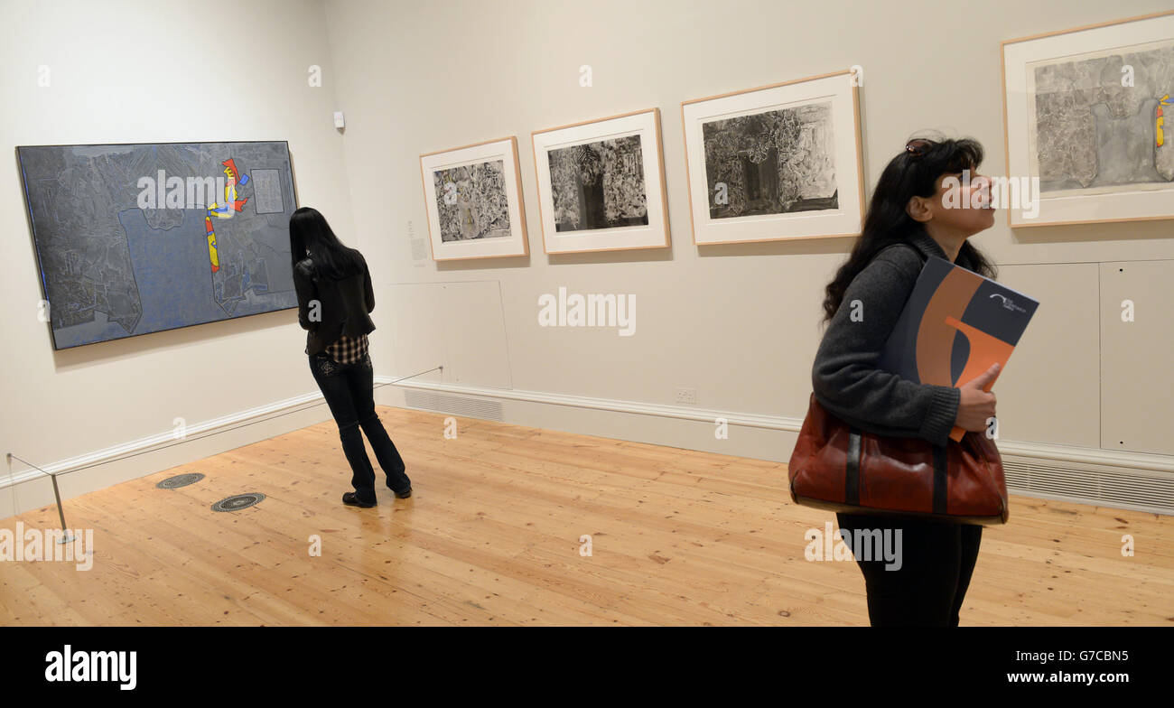 Miembros de la vista de prensa trabaja durante la vista preliminar de la exposición Relamenta, un nuevo grupo de obras de Jasper Johns en la Courtauld Gallery en Somerset House, Londres. Foto de stock