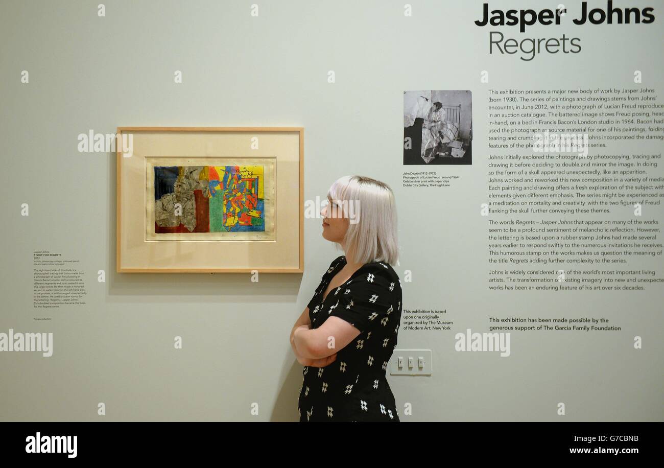La consultora Fiona Russell considera Estudio de remordimientos durante la vista previa de prensa de la exposición de remordimientos, un nuevo grupo de obras de Jasper Johns en la Courtauld Gallery en Somerset House, Londres. Foto de stock