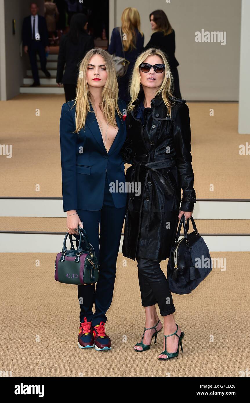 Cara Delevingne (izquierda) y Kate Moss llegan para el espectáculo de  pasarela de ropa de mujer Burberry Prorsum en el Albert Memorial, Londres,  durante la Semana de la Moda de Londres Fotografía