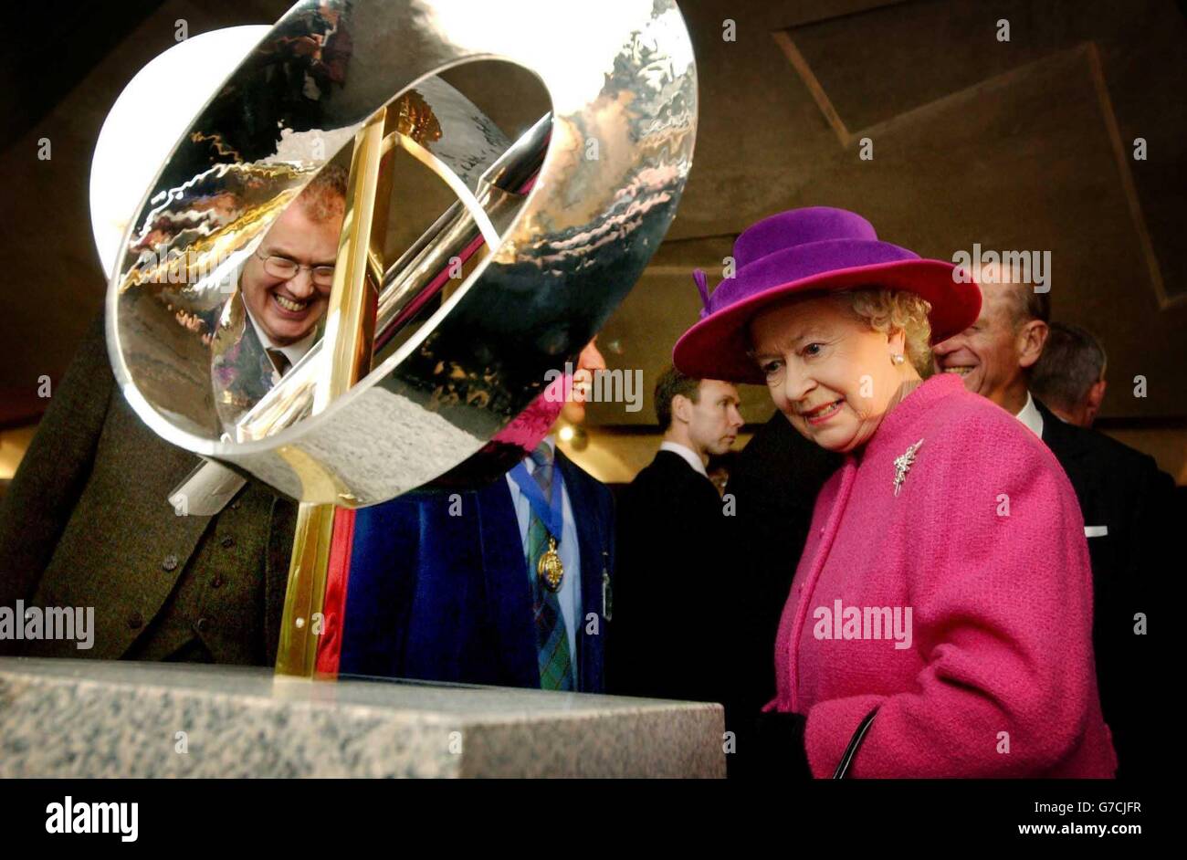 Su Majestad la Reina durante una ceremonia para conmemorar la inauguración oficial del nuevo edificio del Parlamento escocés en Holyrood, Edimburgo. Foto de stock