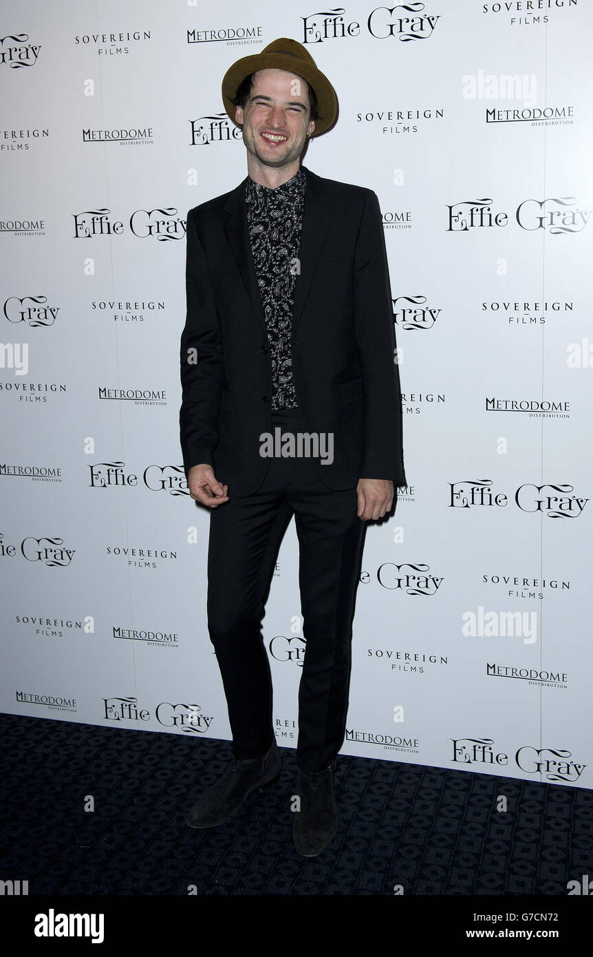 Tom Sturridge llegan al estreno mundial de Effie Grey al cine Curzon en Mayfair, Londres. Foto de stock