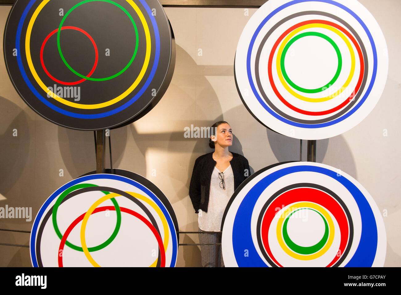 Intern Flavia Dent ve 'rotor Relief' de Gavin Turk, parte de la exposición 'lo que Marcel Duchamp me enseñó', que incluye obras de más de 50 artistas que marcan el centenario de la readymade de Duchamp, que se ejecuta en la Fine Art Society, en el centro de Londres desde octubre de 10 hasta el 5 de noviembre de 2014. Foto de stock