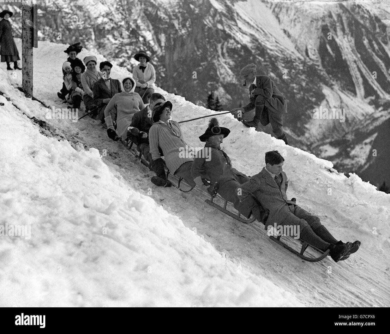 Trineo en Murren. Hombres y mujeres que se tobogganing en Murren, Switzerland. Foto de stock