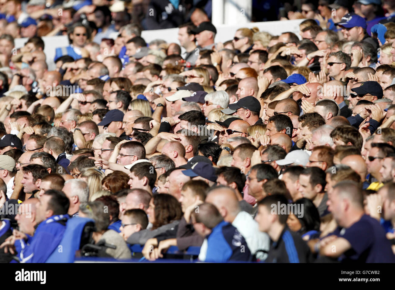 Los fans de Everton ven la acción desde los stands en Goodison Parque Foto de stock