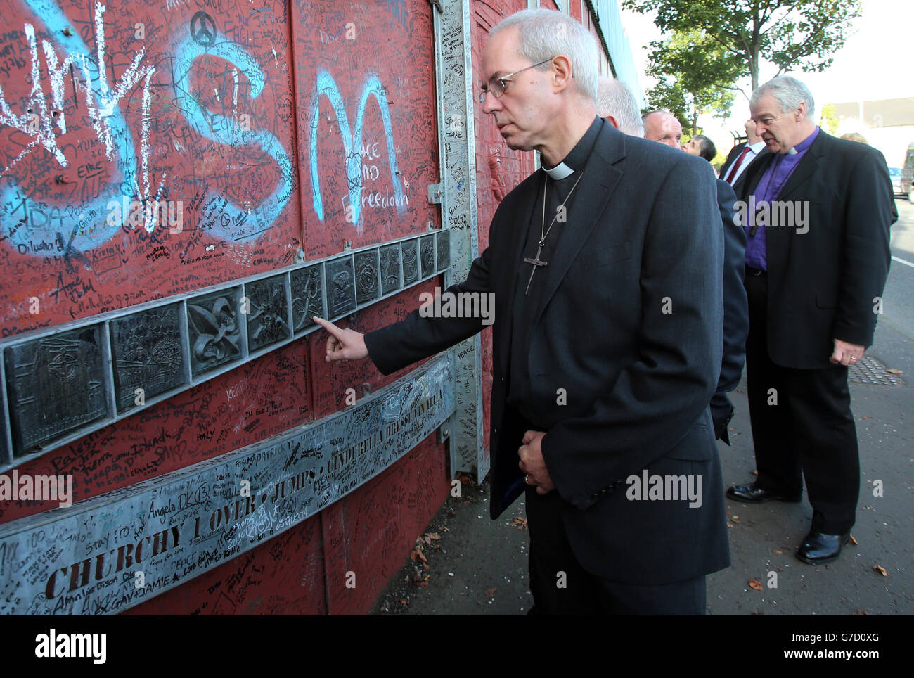 El Arzobispo de Canterbury Justin Welby realiza una visita al muro de paz en Cupar Way, al oeste de Belfast. Foto de stock