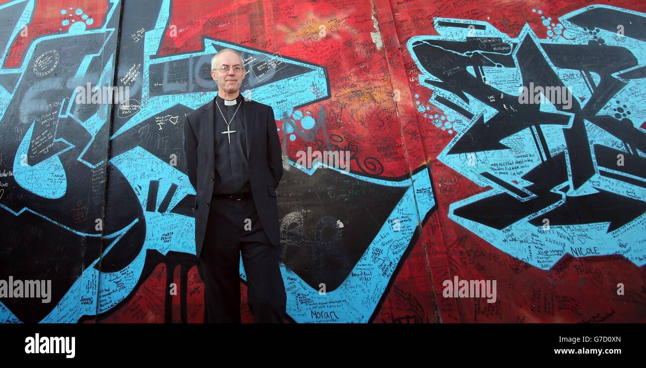 El Arzobispo de Canterbury Justin Welby realiza una visita al muro de paz en Cupar Way, al oeste de Belfast. Foto de stock