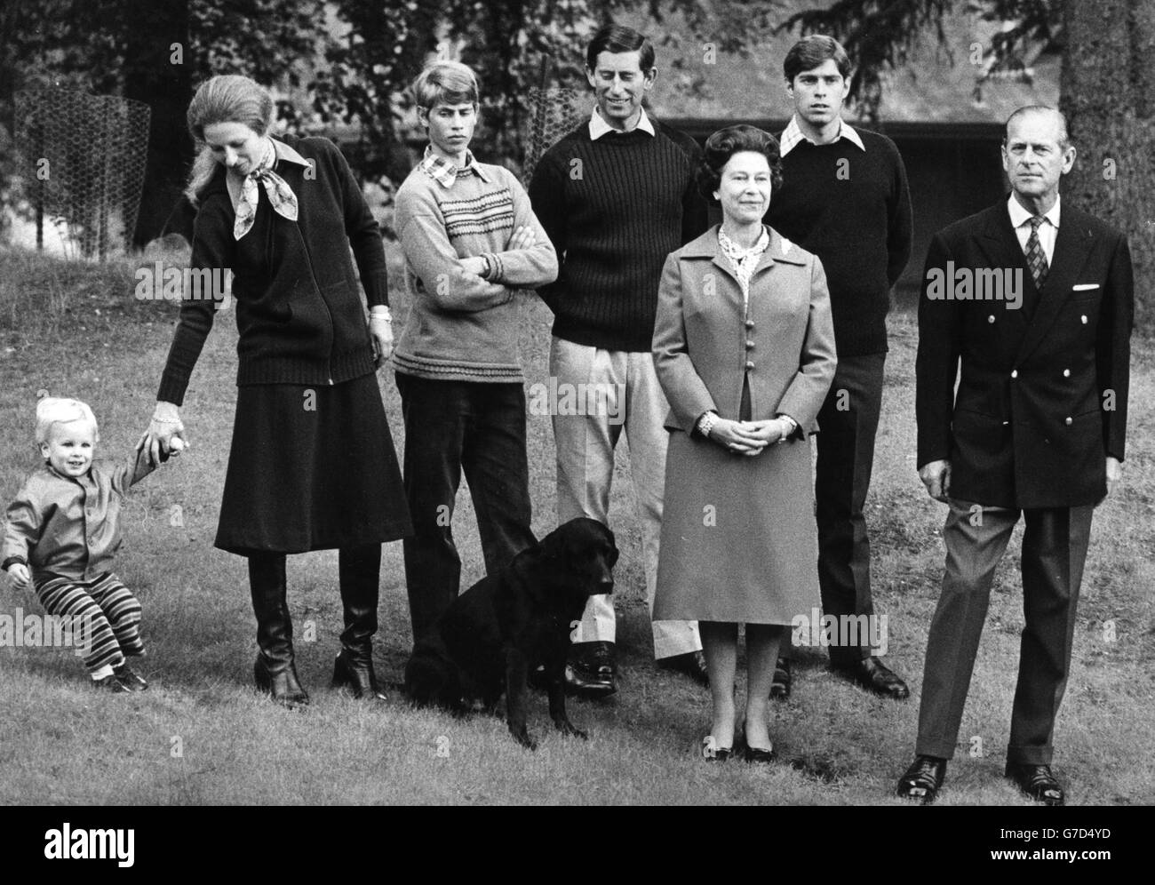 (l-r) Peter Phillips, Princesa Ana, Príncipe Eduardo, Príncipe Carlos, Reina Isabel II, El Príncipe Andrés y el Duque de Edimburgo en el Castillo Balmoral. La Reina y el Príncipe Felipe están celebrando 32 años de matrimonio. Foto de stock