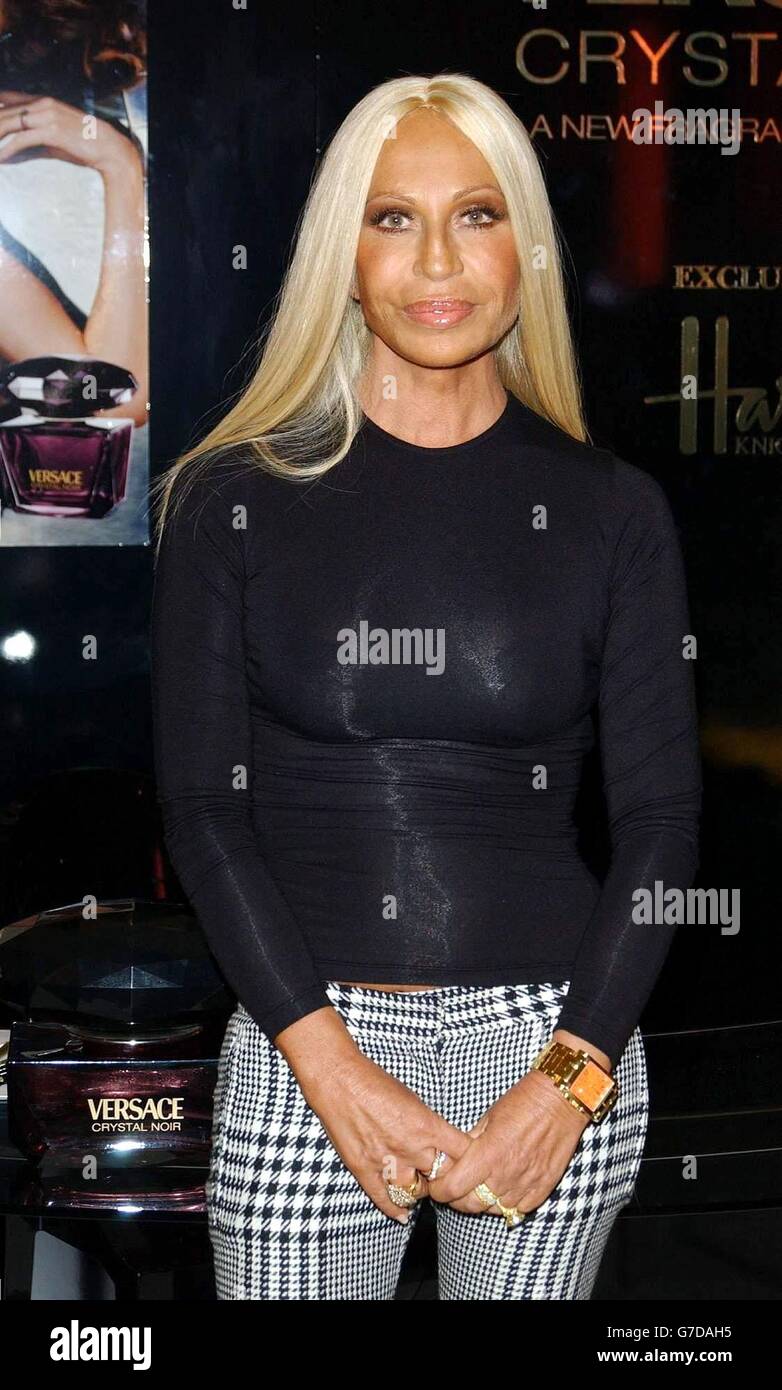 Diseñador de moda Donatella Versace durante el lanzamiento de su nueva  fragancia Crystal Noir, hoy viernes 8 de octubre de 2004, celebrado en  Harrods en el centro de Londres Fotografía de stock - Alamy