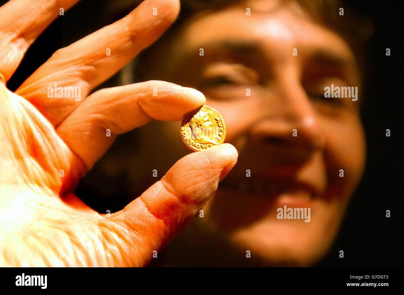Estelle Morris El Ministro de Estado para las Artes, en el Guildhall, tiene un dorado romano del emperador Nerón, encontrado cerca de Bodmin en Cornwall. El ministro estuvo en la ciudad de Londres para anunciar que 47.000 hallazgos arqueológicos fueron descubiertos por miembros del público el año pasado, arrojando nueva luz sobre la historia de Gran Bretaña. Foto de stock