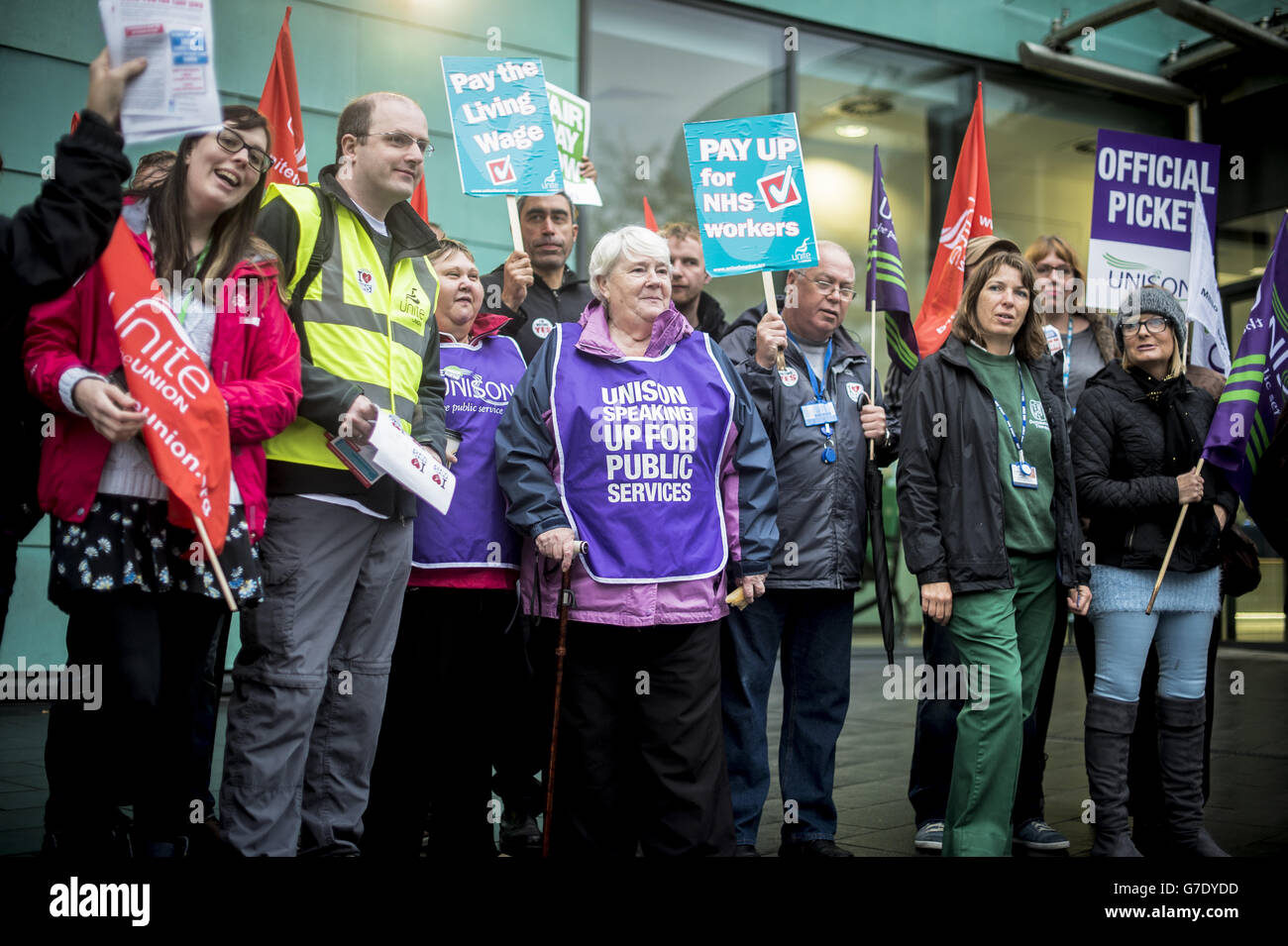 Los trabajadores de NHS pican fuera del Bristol Royal Infirmary Hospital, Bristol, donde el personal protesta contra las condiciones de aumento salarial. Foto de stock