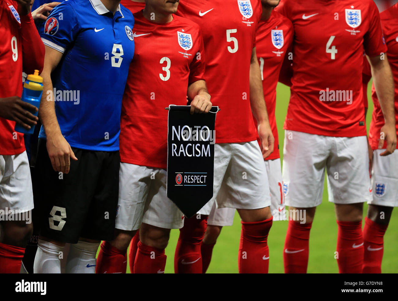 Fútbol - UEFA EURO 2016 - Clasificación - Grupo E - Estonia contra Inglaterra - A. Le Coq Arena. Un No al Racismo banner se lleva antes del juego Foto de stock