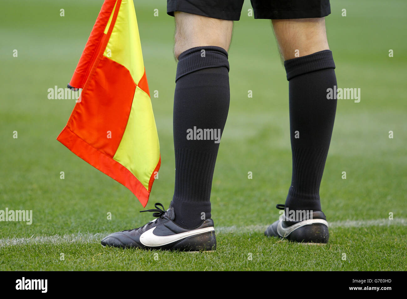 Fútbol - Barclays Premier League - Burnley contra Sunderland - Turf Moor.  Detalle de las piernas y botas de fútbol del árbitro asistente Fotografía  de stock - Alamy