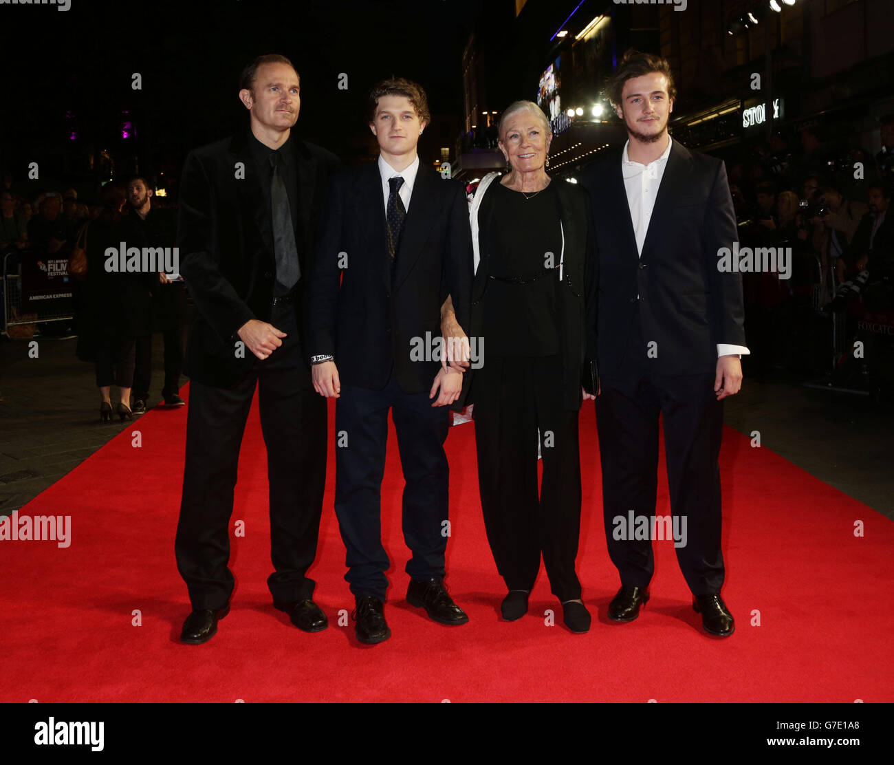 Vanessa Redgrave con su hijo Carlo Nero (izquierda) y sus nietos Michael Neeson (segunda izquierda) y Raphael Nero llegando para la proyección del BFI London Film Festival de Foxcatcher, en Odeon Leicester Square, Londres. Foto de stock