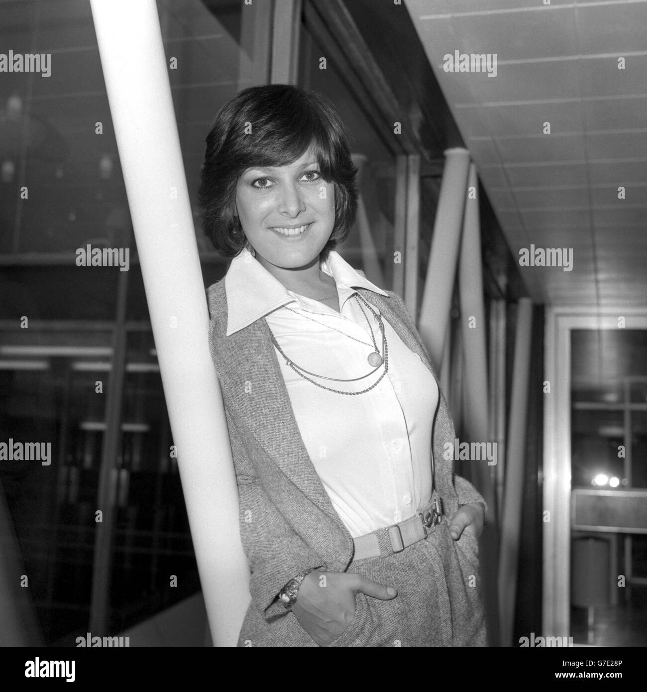 La actriz Lynda Bellingham en el aeropuerto de Heathrow con destino a los Ángeles, donde estará en Hollywood para unas vacaciones y charlas de negocios sobre ofertas de televisión. Foto de stock