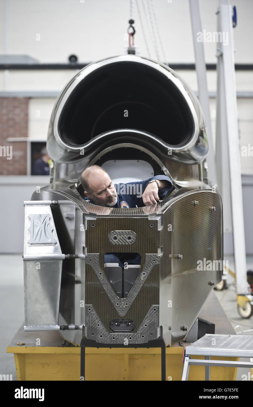 Un ingeniero trabaja en la sección de admisión de aire y cabina de fibra de carbono en BLOODSABON SSC, en su Centro Técnico en Bristol. Foto de stock