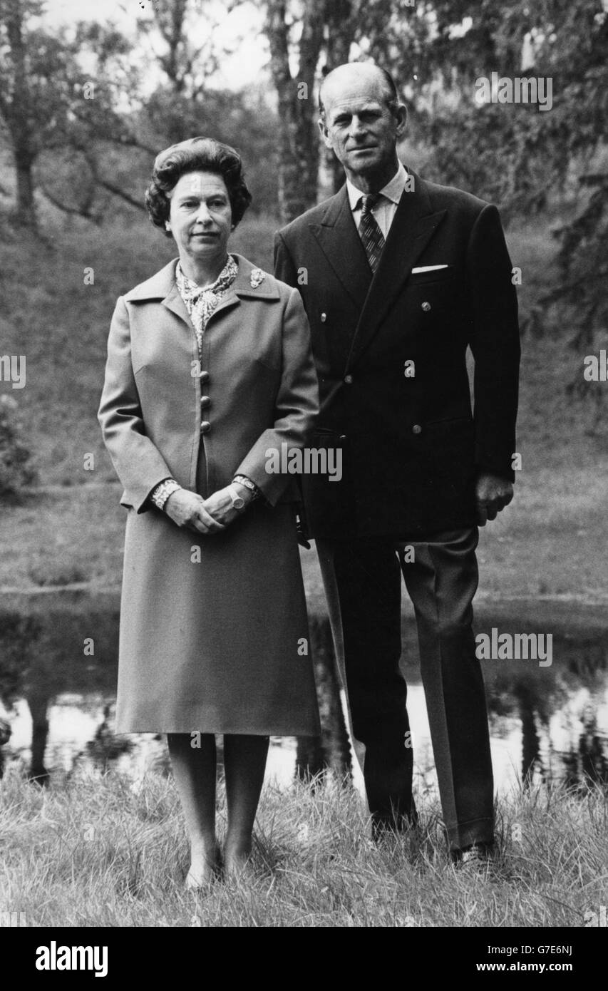 La reina Isabel II y el duque de Edimburgo en el Castillo Balmoral. Están celebrando su aniversario de boda en 32nd. Foto de stock