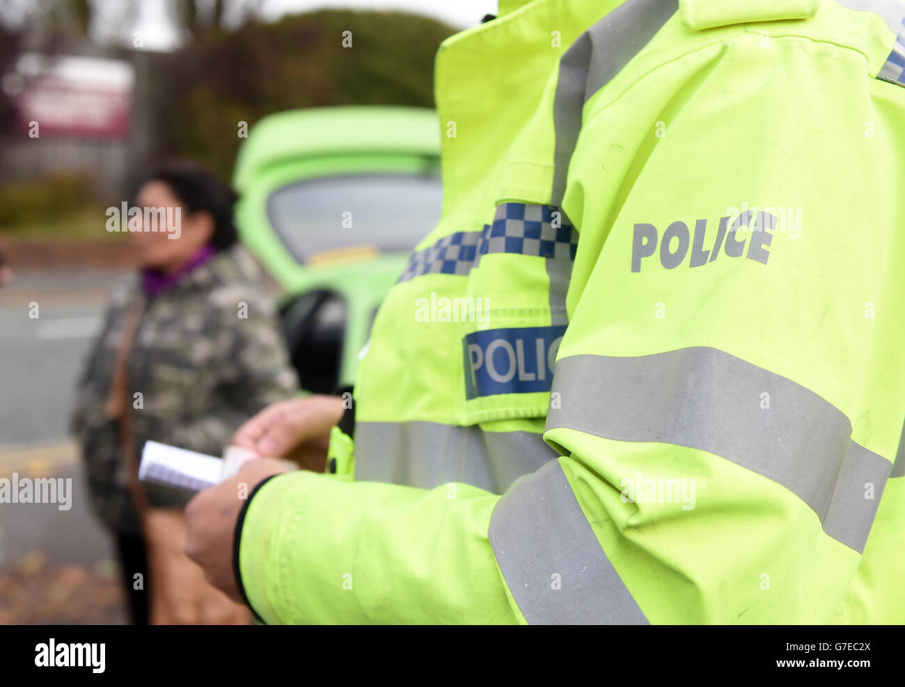 Un agente de policía comprueba los datos de los conductores en un móvil dispositivo de identificación Foto de stock