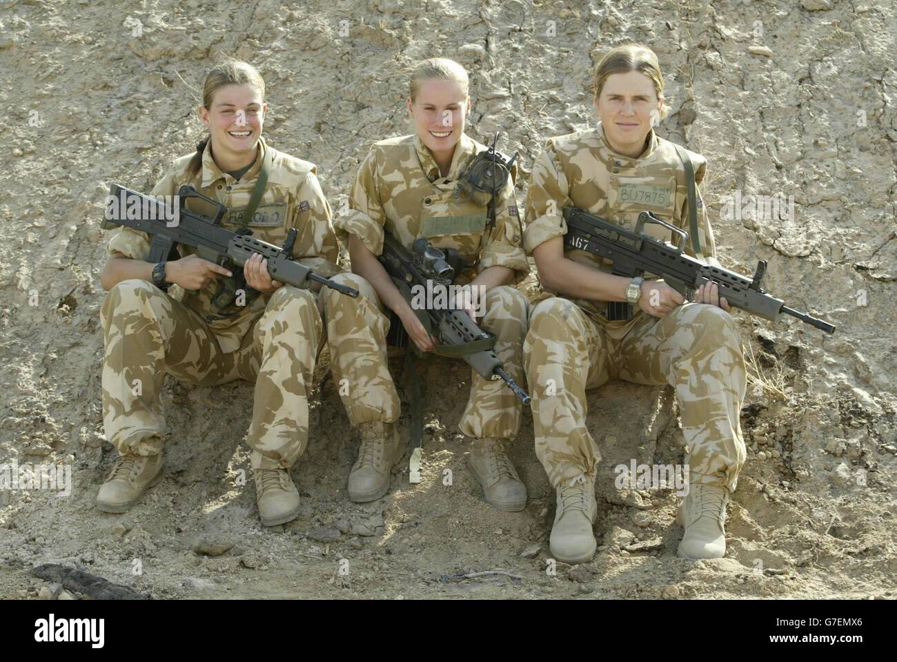 SÓLO PARA USO EN EL EXTRANJERO: Lance Corporals (L a R) Jennifer Harris,  Lisa Newburn y Gill Burton en una base de operaciones al este del río  Eufrates, Irak Fotografía de stock -