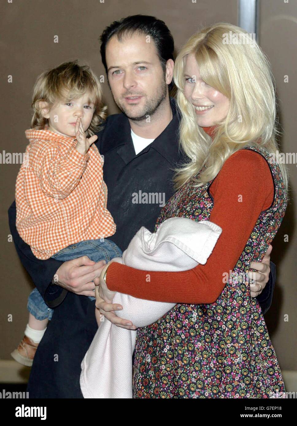 Modelo Claudia Schiffer con su marido Matthew Vaughn, nuevo bebé Clementine y su hijo Casper, fuera del Portland Hospital en Londres. Foto de stock