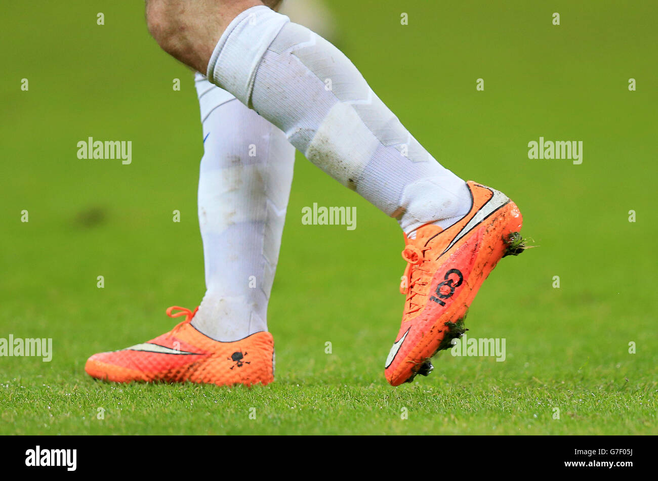 Las botas Nike del británico Wayne Rooney conmemoran su gorra 100th durante  el partido de clasificación de la UEFA EURO 2016 Group E en el estadio de  Wembley, Londres Fotografía de stock -
