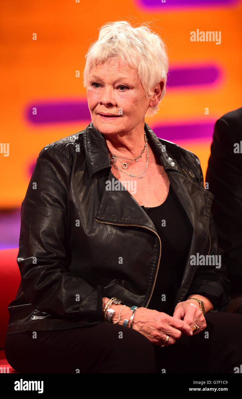 Dame Judi Dench durante el rodaje del espectáculo Graham Norton en los London Studios, Londres. Foto de stock