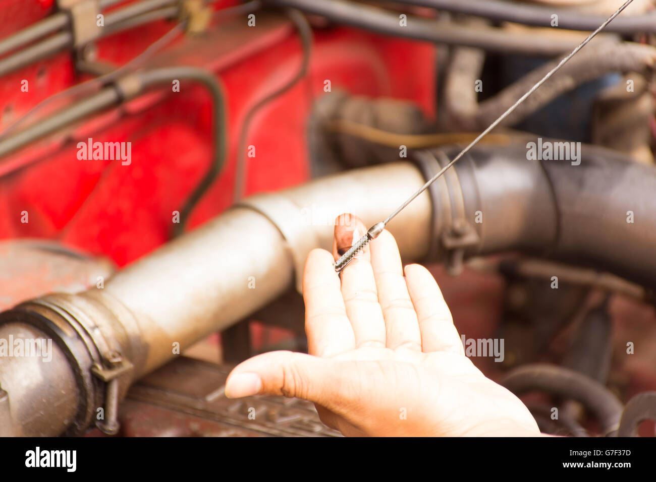 El hombre mecánico reparar el motor adecuado para hombre trabajando o  antecedentes de fondo o fondo de reparación del motor Fotografía de stock -  Alamy