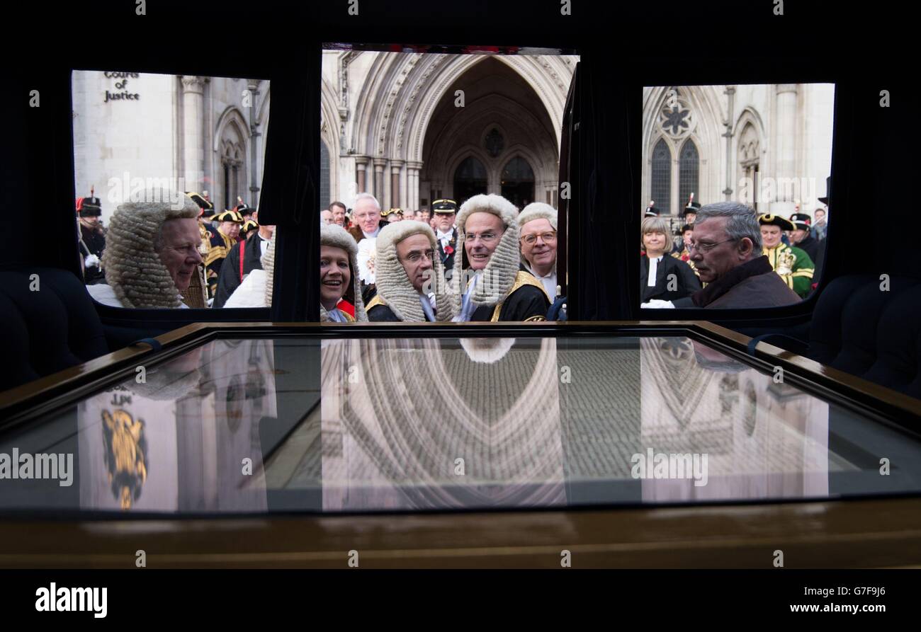 Los jueces ven la Carta Magna de la Ciudad de Londres 1297 mientras viaja por la Ciudad de Londres como parte del espectáculo del Señor mayor. Foto de stock