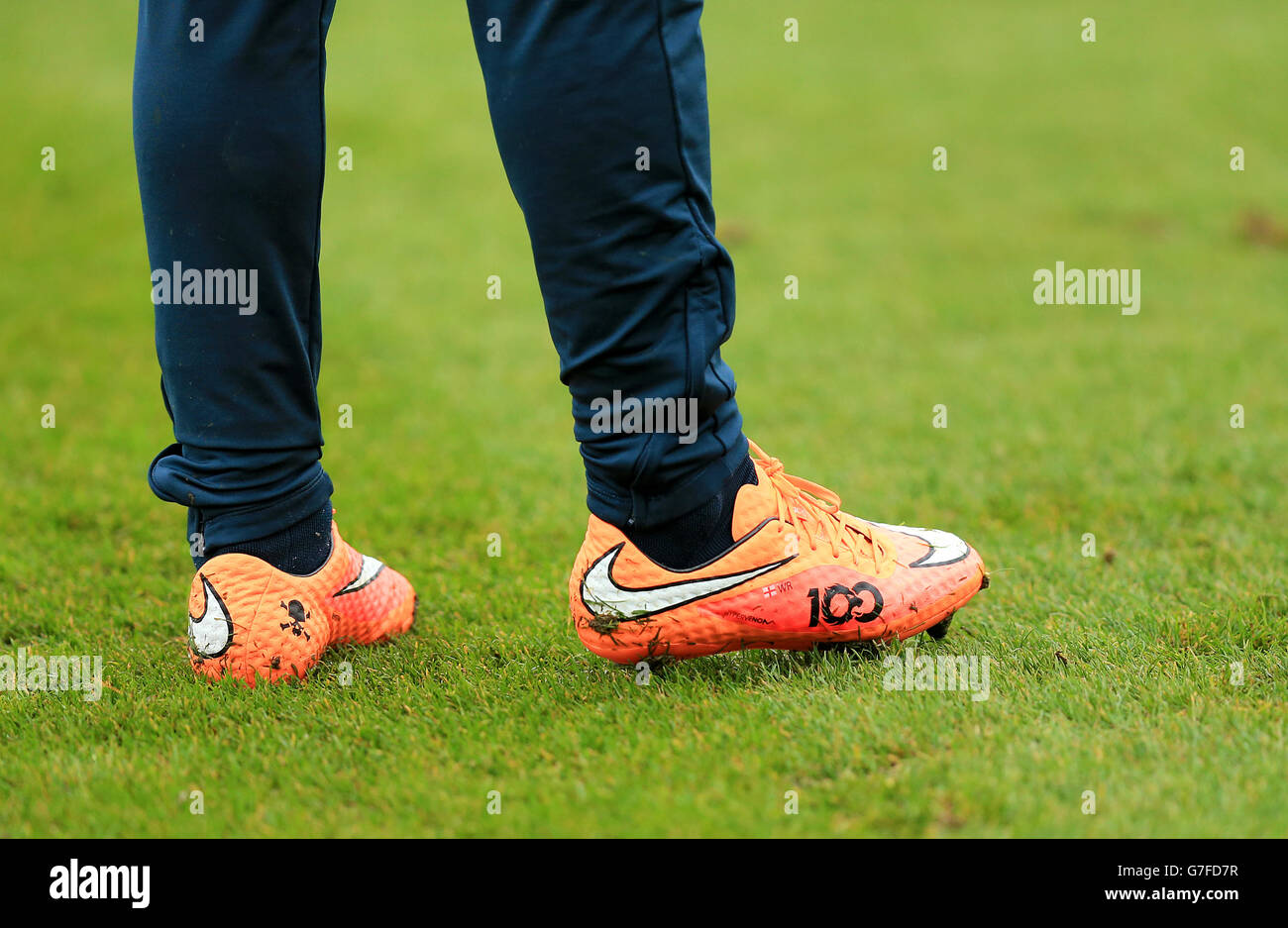Las botas de fútbol Nike personalizadas de Wayne Rooney en Inglaterra  durante una sesión de entrenamiento en St. George's Park,  Burton-upon-Trent. ASOCIACIÓN DE PRENSA Foto. Fecha del cuadro: Viernes 14  de noviembre