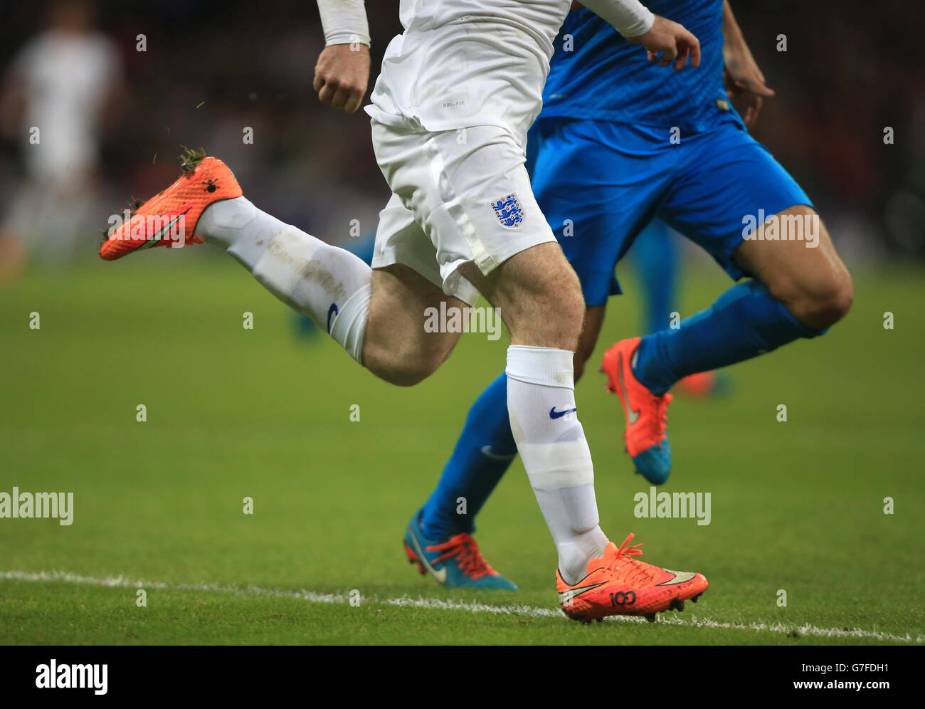 Las botas de fútbol del capitán de Inglaterra Wayne Rooney con el número  100 cosidas en ellas, durante el partido de clasificación de la UEFA EURO  2016 Grupo E en el estadio