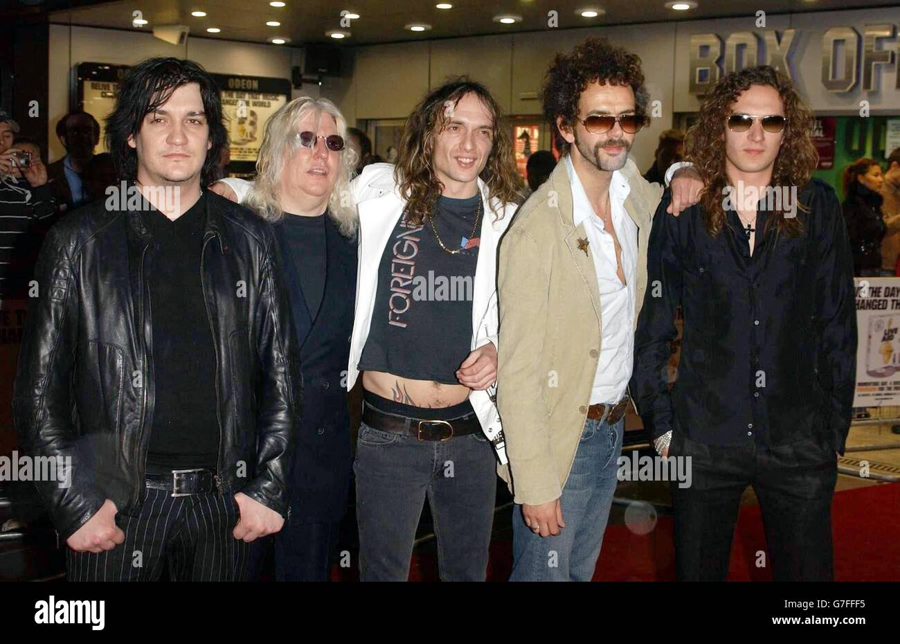 KK Downing del grupo Judas Priest (segunda izquierda) con The Darkness  llegan para el estreno del DVD Live Aid, celebrado en el Odeon Kensington  en Londres Fotografía de stock - Alamy