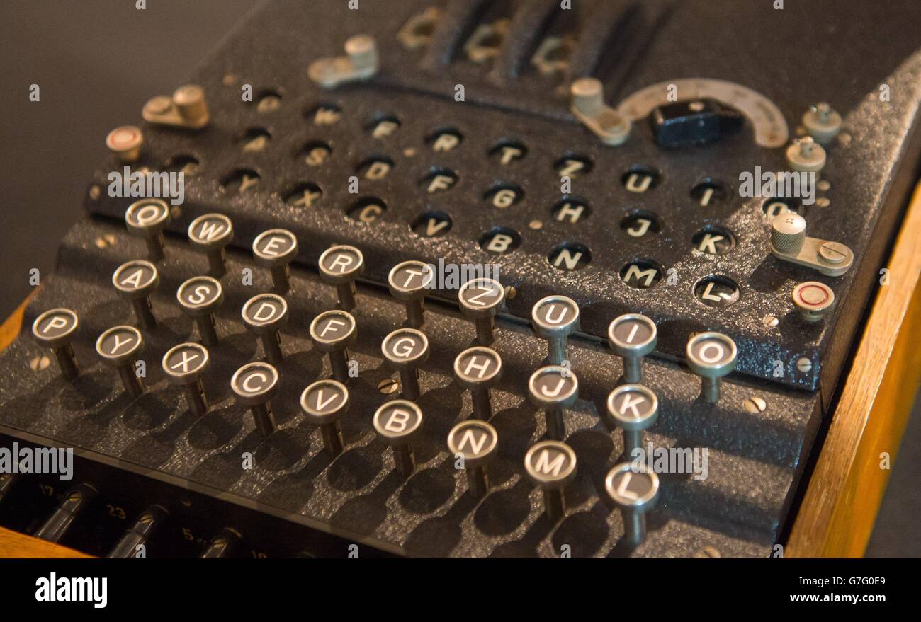 Una máquina de código original Enigma del tipo usado por el  desmagnecionador de la Segunda Guerra Mundial Alan Turing, en una  proyección del Juego de la Imitación en el Museo de la