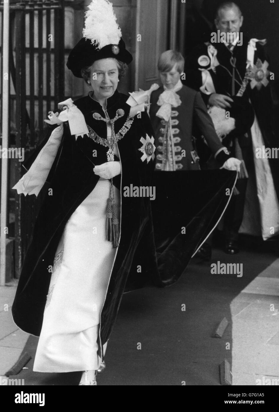 La Reina Isabel II llega a la Catedral de San Giles en Edimburgo, para el servicio de la instalación de los Caballeros del Thistle. Sosteniendo su tren es la página de honor Lord Damian Douglas-Scott-Monatgu. A continuación se encuentra el Duque de Edimburgo. Foto de stock