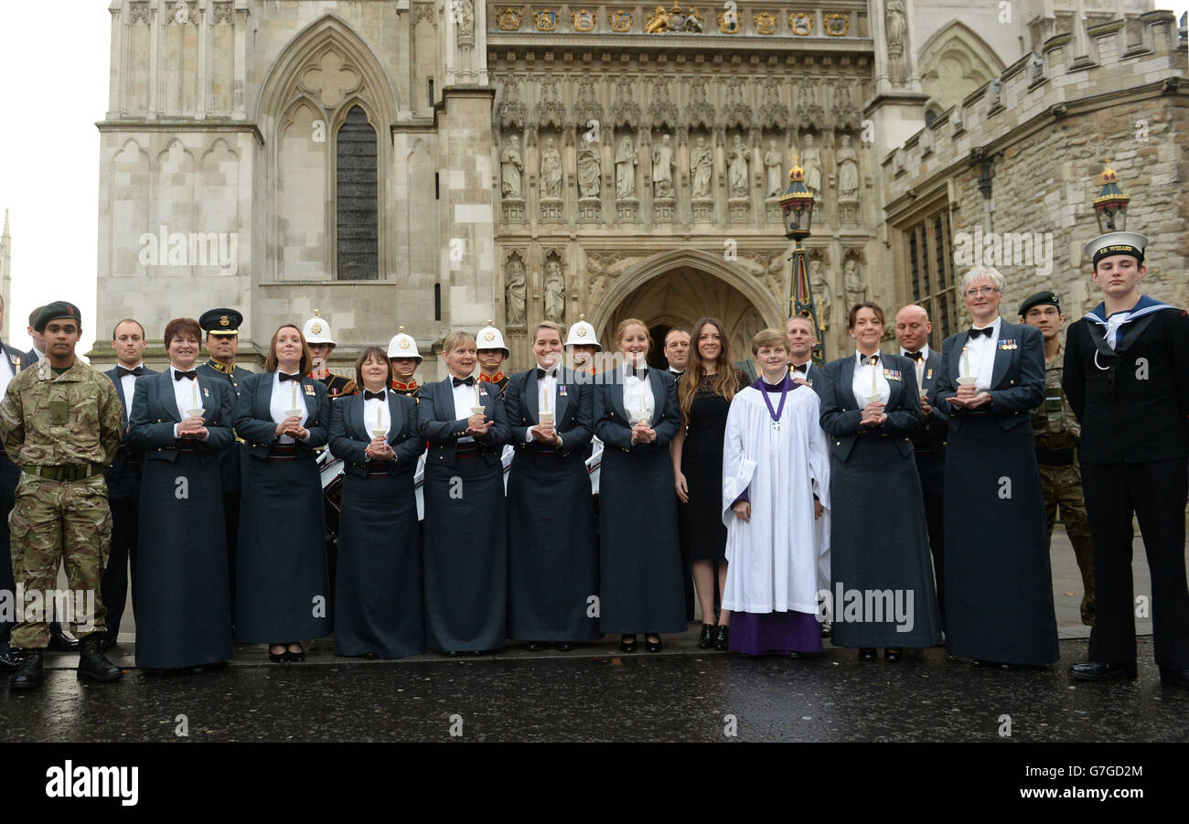 Las voces militares que consisten en miembros de los tres servicios armados toman un descanso de la grabación de un solo que esperan que haga No1 en las listas de música en Navidad, en la Abadía de Westminster en Londres. Foto de stock