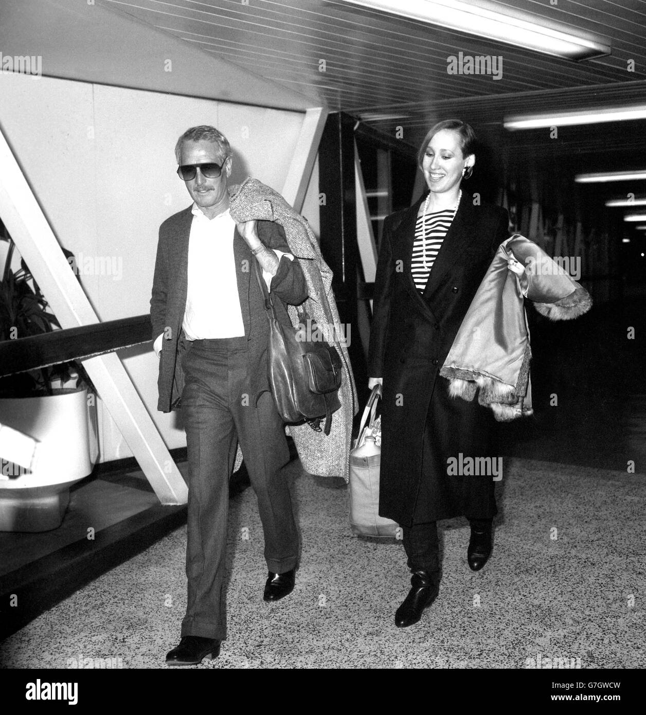 El actor estadounidense Paul Newman llega al aeropuerto de Heathrow después de viajar desde Nueva York por Concorde. Foto de stock
