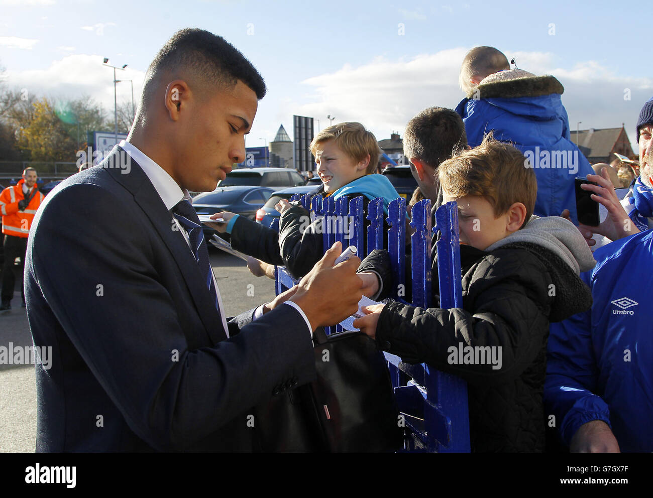 Everton's Tyias Browning firma autógrafos para los aficionados fuera de Goodison Park. Foto de stock