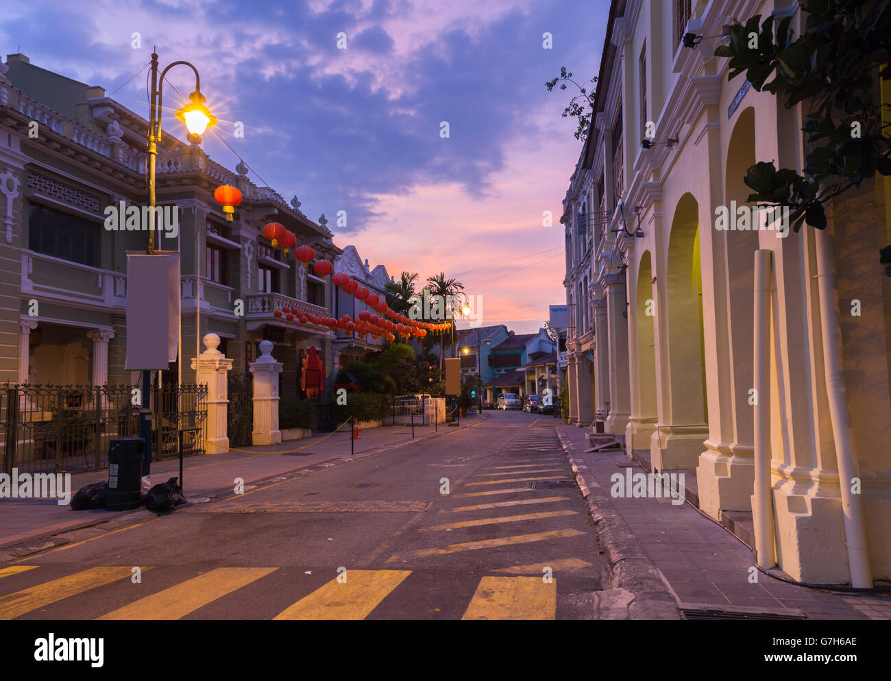 Vista del atardecer sobre la Calle Armenia y Yap Kongsi clan house, George Town, en Penang, Malasia. Foto de stock