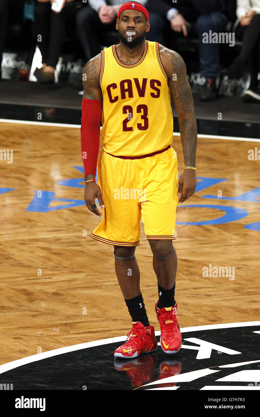 El jugador de Cleveland Cavaliers Lebron James durante el partido de  baloncesto entre New Jersey Nets y Cleveland Cavaliers en Barclays Center,  Brooklyn, Nueva York Fotografía de stock - Alamy