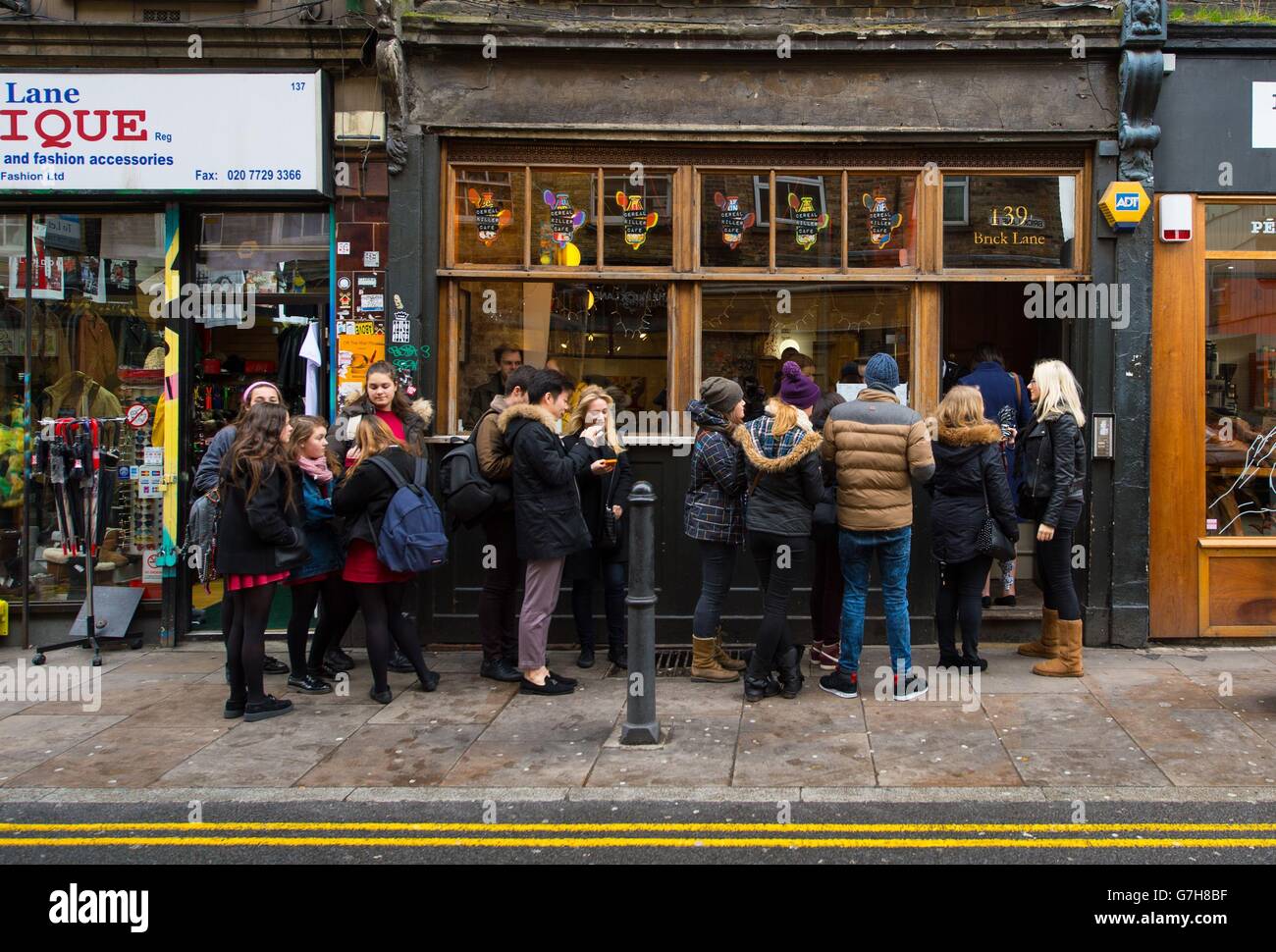 Los clientes hacen cola fuera de cereal killer cafe en brick lane