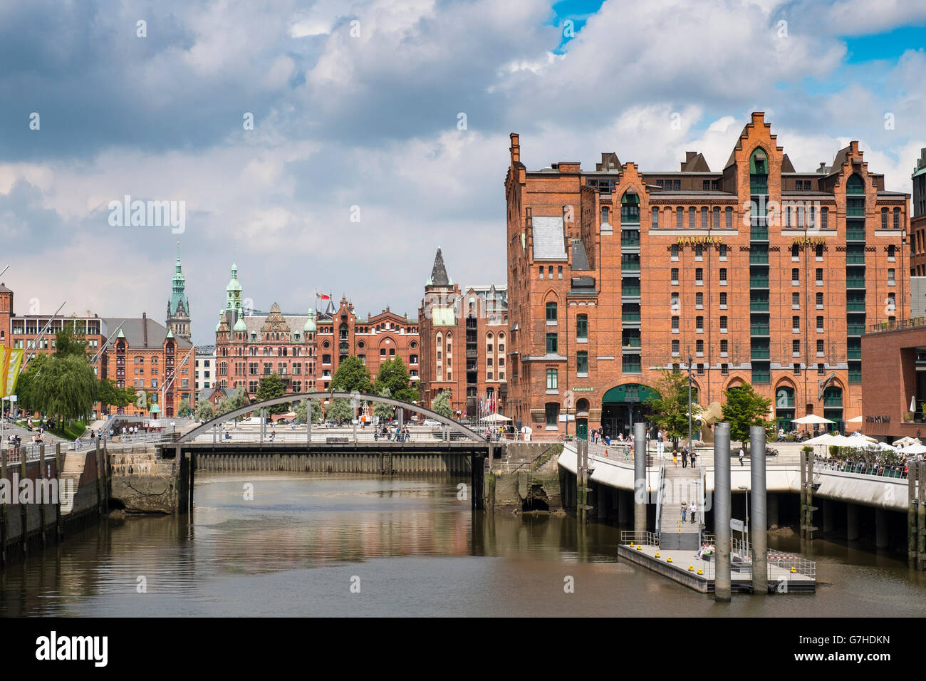 Vista de la histórica Speicherstadt con el Museo Marítimo de la derecha en Hamburgo, Alemania Foto de stock