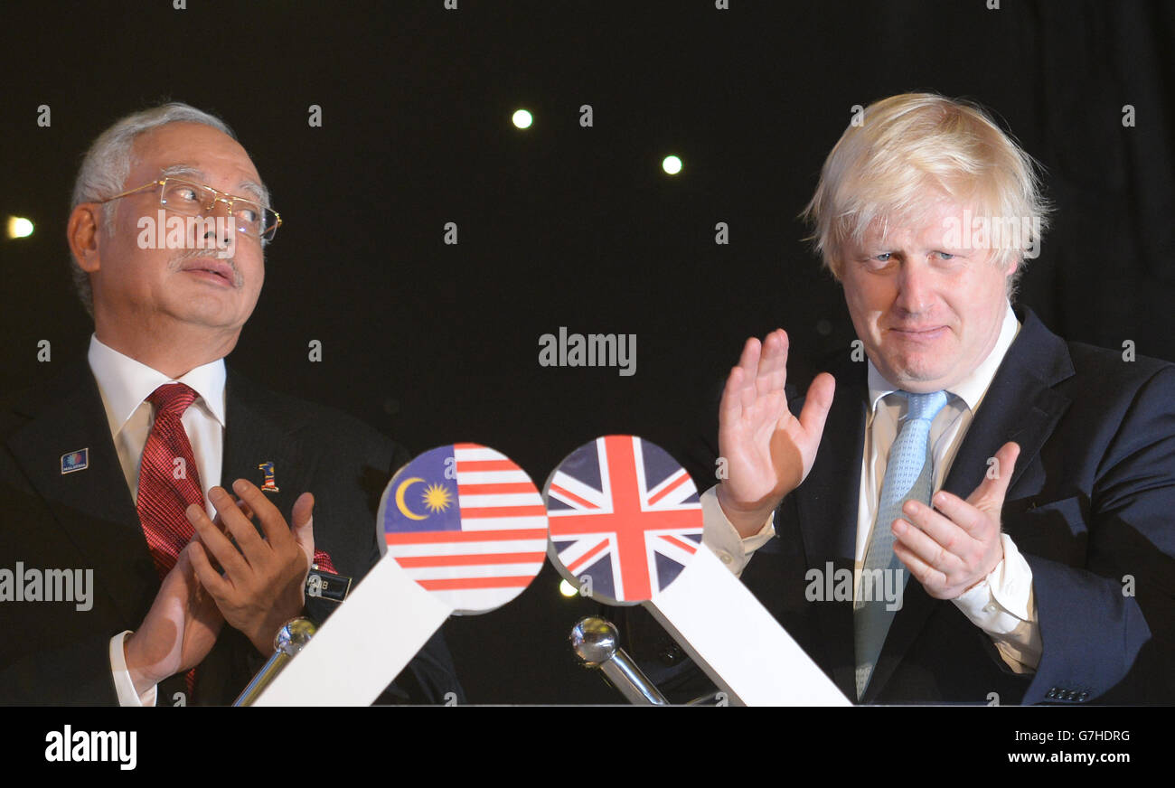 El Alcalde de Londres Boris Johnson (derecha) se reúne con el primer Ministro malasio, el Honorable dato' Sri Mohd Najib bin Tun Abdul Razak en su oficina cerca de Kuala Lumpur en Malasia. Foto de stock
