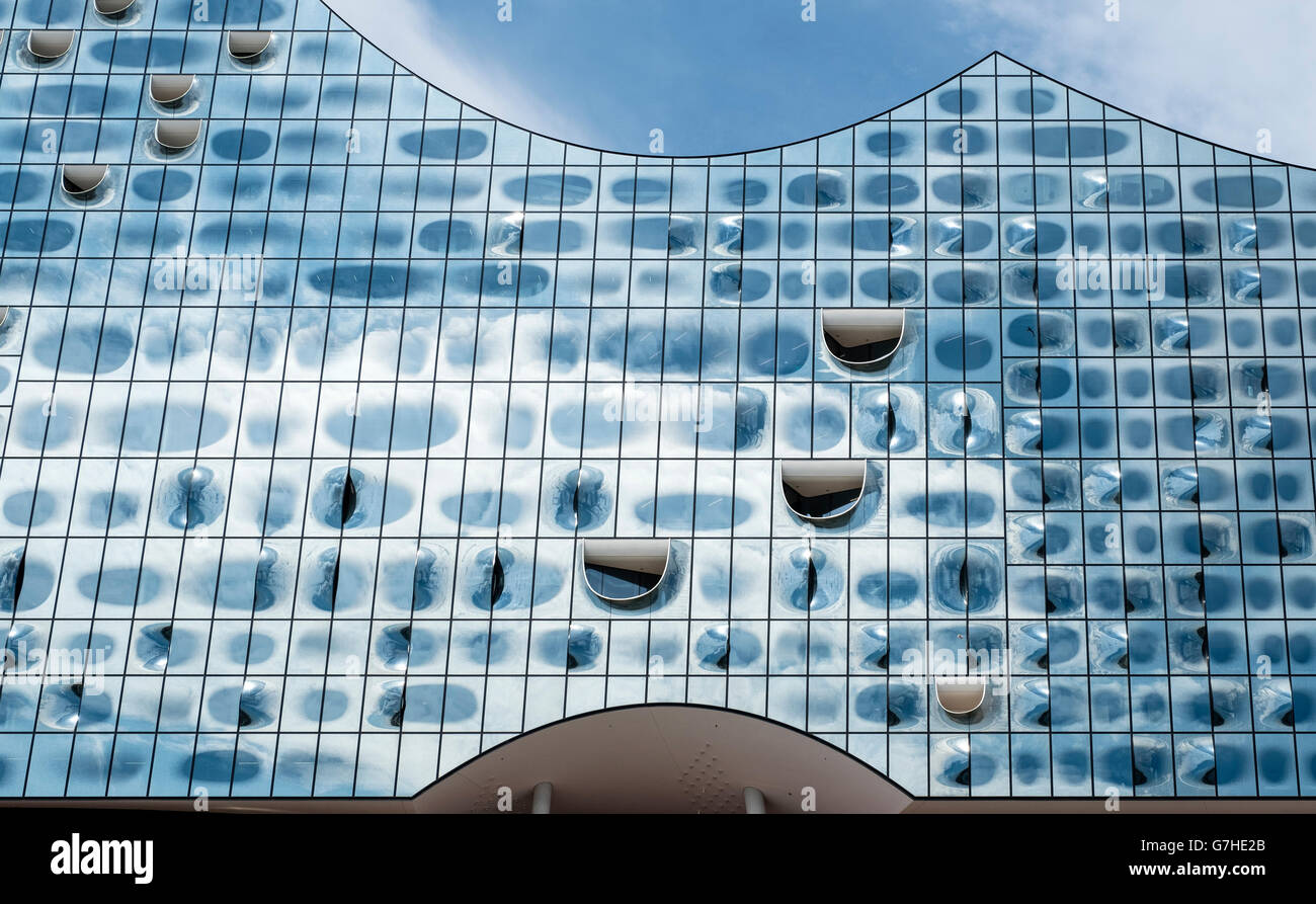 Vista de la fachada de vidrio abstracta nueva Elbphilharmonie Concert Hall terminando en el río Elba en Hamburgo, Alemania Foto de stock