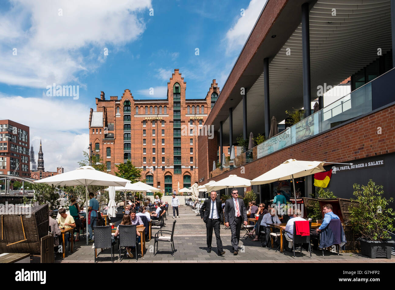 Vista de ocupado y Elbtorpromenade Elbarkaden nuevas promociones en Hafencity Hamburgo Alemania Foto de stock