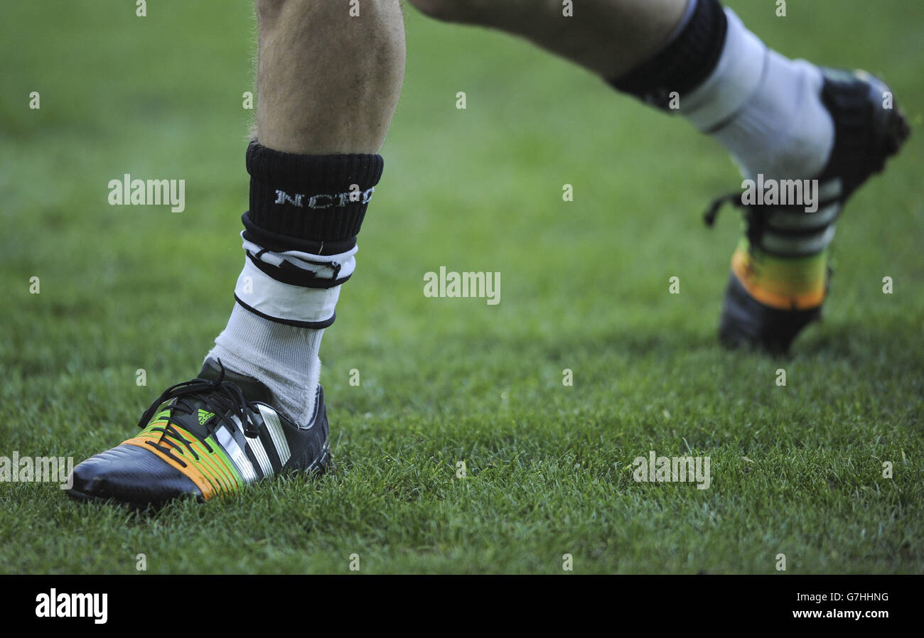 El jugador del condado de Notts lleva botas de fútbol Adidas negras  Fotografía de stock - Alamy
