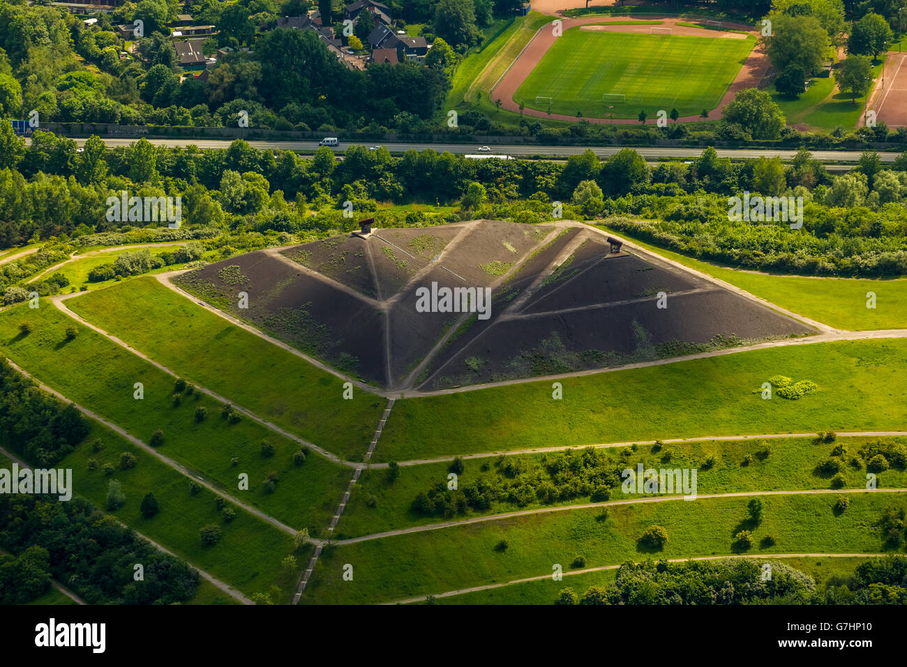 Vista aérea de la instalación de arte, faros y Rungenberghalde en la A2, Gelsenkirchen, Gelsenkirchen-Buer, Ruhr Foto de stock